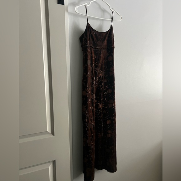 Black/Gold 90’s Minimalist Maxi Dress - Picture 2 of 8